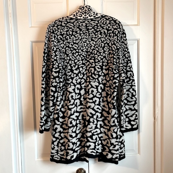 🤩🤩 Beautiful Black and White Sweater/Coat 😍😍 - Picture 5 of 9